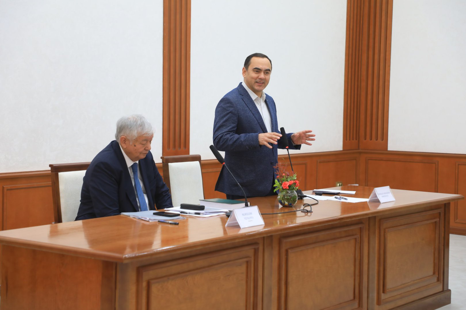 Akademik va talabalar uchrashuvi